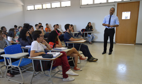 Luiz Fara em palestra para alunos dos cursos técnicos integrados em Automação Industrial e em Mecânica